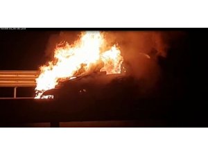 Hareket halindeki otombil alev alev yandı