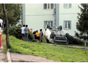 Otomobil bahçeye uçtu faciadan dönüldü