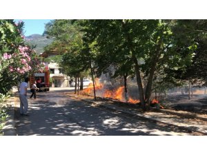 Evlerin arasındaki ot yangını korkuttu