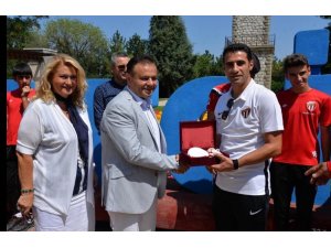 İnegölspor U-15 takımına Bilecik’in tarihi yerlerini gezdi
