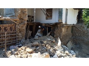 Toprak ev çöktü, faciadan dönüldü
