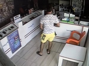 Cep telefonu almaya gelip, sadaka kutusunu çaldı