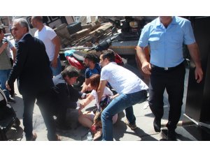 Freni boşalan kamyon bir beyaz eşya mağazasına girdi, 1 kişi yaralandı