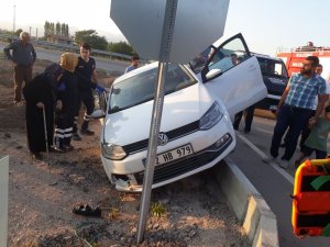 Kontrolden çıkan otomobil refüjde asılı kaldı: 2 yaralı