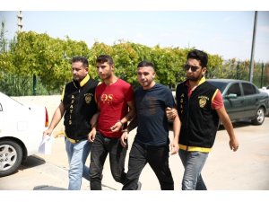 Yerde sürükledikleri gencin çantasını ve cep telefonunu çaldılar