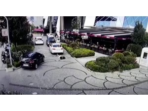 İstanbul’da yolda yürüyen kadının dehşeti yaşadığı kaza kamerada