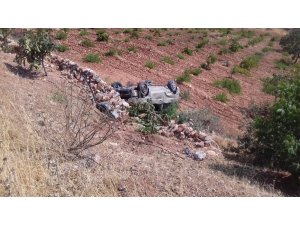 Hafif ticari araç tarlaya uçtu: 1 yaralı