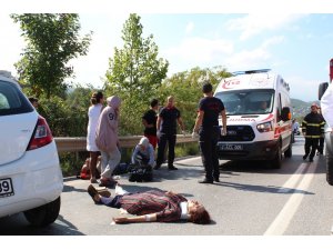 Halk otobusü ile çarpışan otomobilin motoru 50 metre sürüklendi: 1’i ağır 4 yaralı