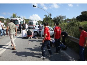 Kazada otomobilin motoru yola fırladı