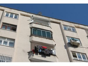 Diyarbakır’da balkon camı tost yiyen gencin kafasına düştü