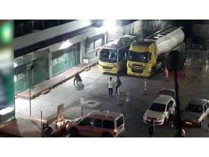 Araç lastiğine hava basma kavgası kamerada