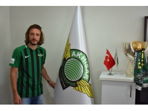 Akhisarspor’da Taha Yalçıner imzayı attı