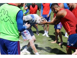 Karabükspor’da kaptana Brezilya usulü doğum günü kutlaması