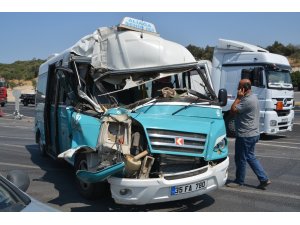 Yolcu minibüsü hafriyat kamyonuna çarptı: 11 yaralı