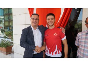 Başkan Kanar’dan millî sporcuya coşkulu karşılaşma