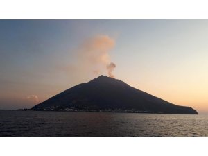 Stromboli yanardağındaki patlama turistleri korkuttu