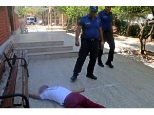 Kolonya içip cami bahçesinde sızan adamı kimse uyandıramadı