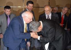 Arınç, Necmettin Erbakan'ın elini öptü