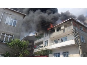 Çatıyı saran alevler yandaki binaya sıçradı, ekipler alarma geçti