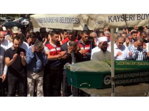 FETÖ hükümlüsü işadamı annesinin cenazesine kelepçe ile katıldı