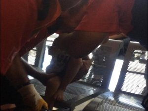 Ayağını demir banka sıkıştıran çocuğu itfaiye kurtardı