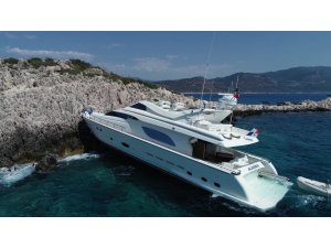 Kaş’ta lüks tekne kayalıklara çarptı: 2 yaralı
