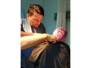 Boynuna tutunan kene hastanede çıkarıldı