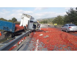 Tonlarca domates yola saçıldı