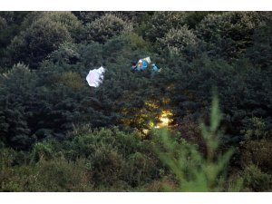 Paraşütçüler ağaçlık alana düştü