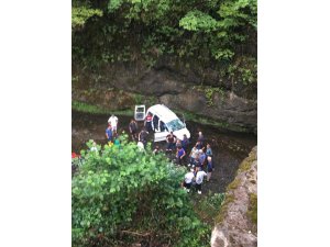 Trabzon'da otomobil dereye yuvarlandı: 2 ölü