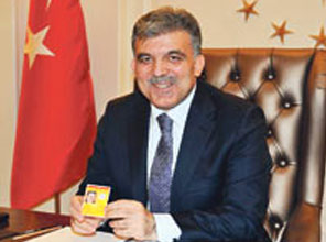 Cumhurbaşkanı Gül, basın kartı aldı