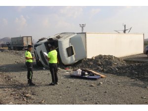 Sivas’ta tır devrildi:2 yaralı