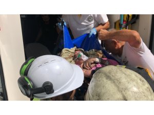 Vatandaşlar yatalak hastayı kurtarmak için alevlerin arasına daldı