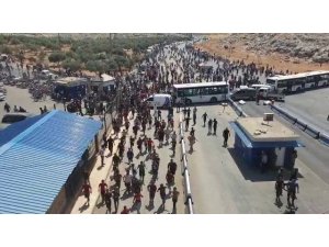 Bombalardan kaçan binlerce Suriyeli sınıra dayandı