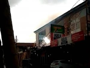 Şiddetli rüzgar yangına neden oldu