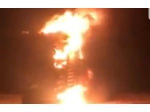 Tomruk yüklü tır alev alev yandı