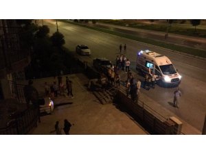 Otomobiliyle apartmanın girişine dalıp olay yerinden kaçtı