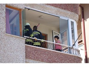 Kapı kilitlenince balkonda mahsur kaldılar