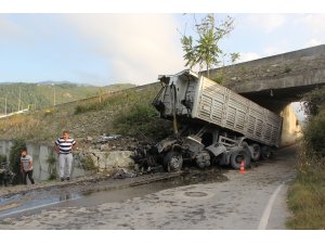 Köprüden alt geçide devrilen tırın sürücüsü ağır yaralandı
