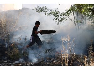 Küçük çocuğun arkadaşının evini kurtarma çabası duygulandırdı