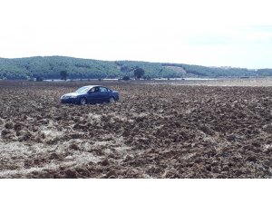 Şekeri düşen sürücü tarlaya uçtu