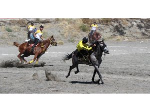 Erzincan’daki atlı cirit müsabakaları nefes kesti