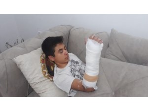 Köpeklerin saldırısından kaçan çocuk kolunu kırdı