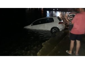 El freni çekilmeyen otomobil limana düştü