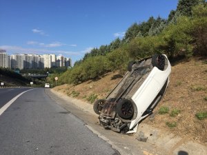 Sultangazi’de kendisini sıkıştıran taksiciden kaçmak isterken takla attı