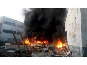 Hurdalık alanda çıkan yangın kumaş fabrikasına sıçramak üzereyken söndürüldü