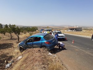 Lastiği patlayan araç yoldan çıktı: 6 yaralı