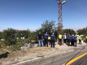 GÜNCELLEME - Kayseri'de kanal açma aracı evin üzerine devrildi