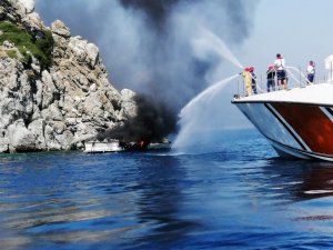 Lüks tekne alevlere teslim oldu