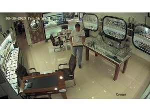 Çalıştığı kuyumcudan 78 parça mücevherle kaçtı, 68 parça mücevherle yakalandı